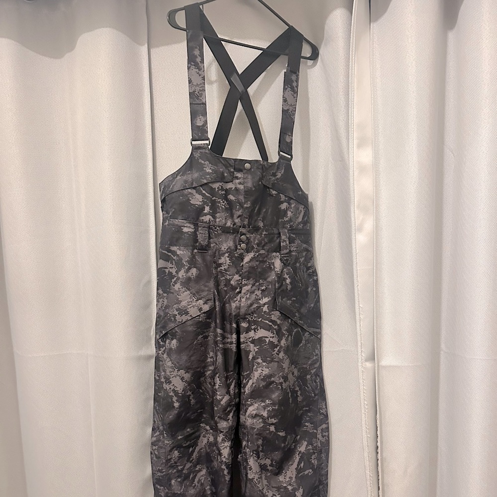 Like new - Patagonia snowshot convertible bib pants size L